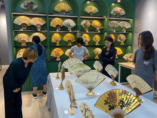 张大千与众名家为您夏日送爽，“海上清风”大师名家成扇作品展亮相