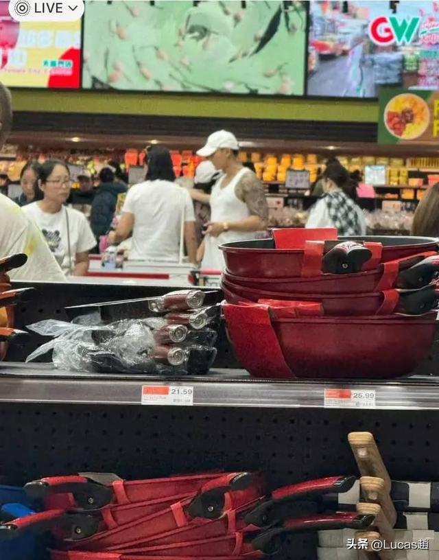 黄子韬现身美国妇产科医院！同行的白衣男子疑似徐艺洋父亲