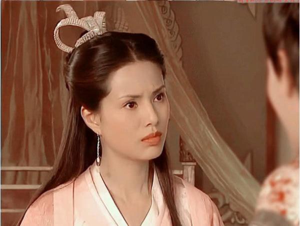 53岁小龙女不服老，穿吊带装很自信，身材撩人不比刘亦菲差