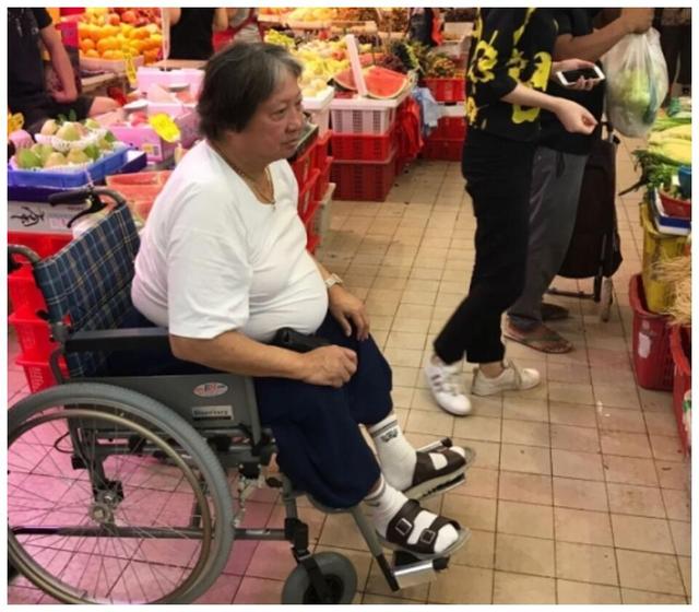 68岁洪金宝又胖回去了？拄拐杖现身赛马场，腰间奢华皮带吸睛