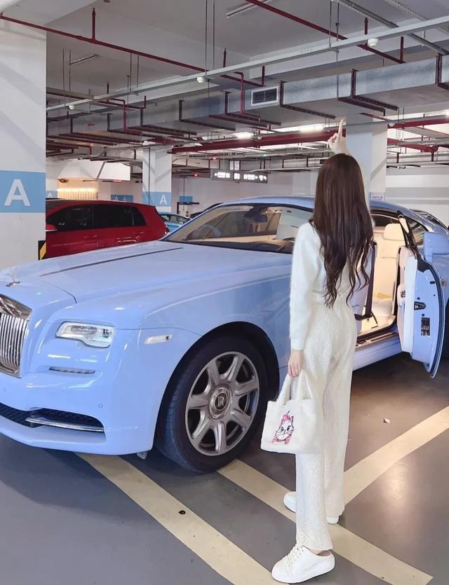 黄晓明绯闻女友叶珂：卖衣服的网红，人称深圳富婆，照片让人脸盲