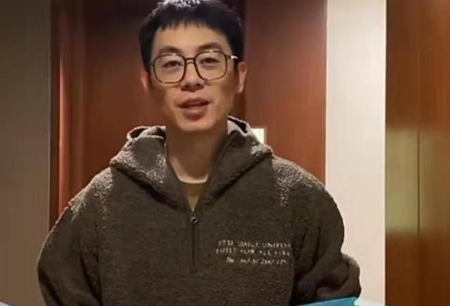 36岁朱亚文近照曝光，脸颊凹陷瘦脱相，曾被杨颖称为行走荷尔蒙