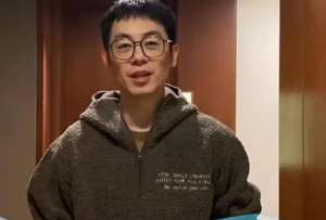 朱亚文照片(36岁朱亚文近照曝光，脸颊凹陷瘦脱相，曾被杨颖称为行走荷尔蒙)