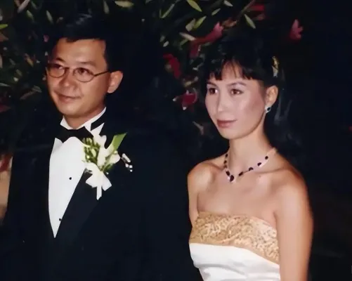 赌王女儿何超凤：52岁被抛弃，百亿身家也难留住爱