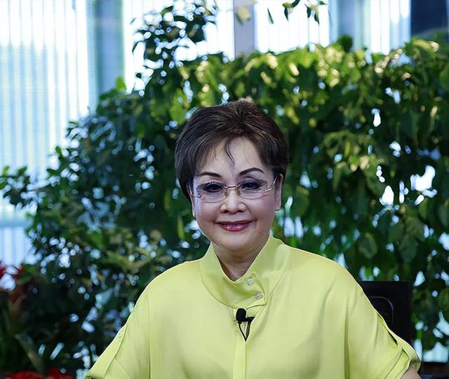 80岁李谷一罕见露脸！已瘦到脱相，与付笛声夫妇相聚，称准备复出