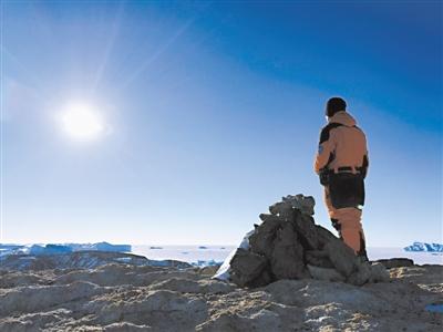 极夜后，他拍下中山站的第一缕光
