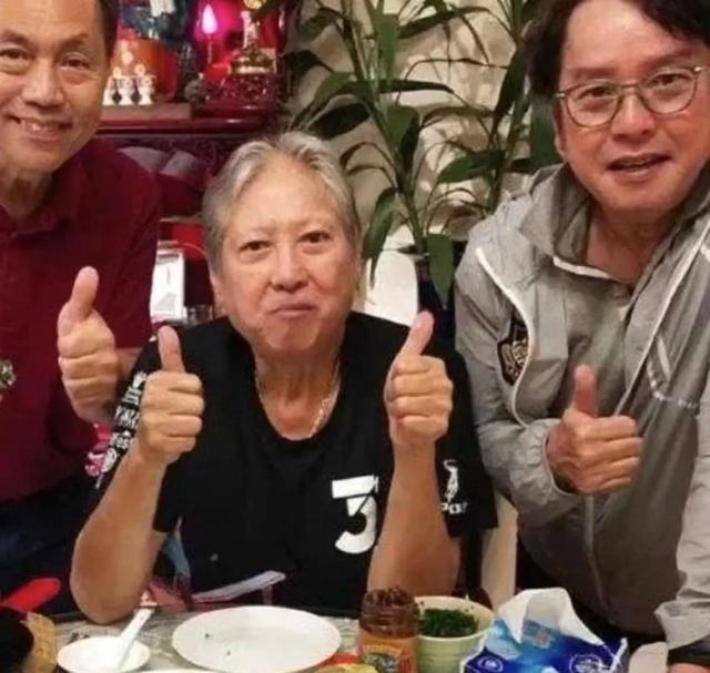 68岁洪金宝又胖回去了？拄拐杖现身赛马场，腰间奢华皮带吸睛