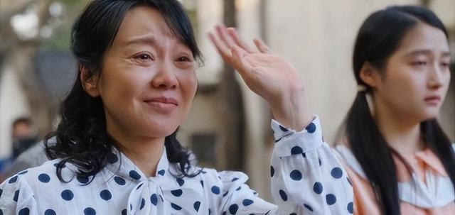 闫妮离婚20年，为何很少提到前夫？直到看到邹伟的职业后就明白了