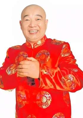 挪个地方要得不(巴蜀笑星张德高亮相皇华镇皇华春晚，《张三娘相亲》笑翻全场)