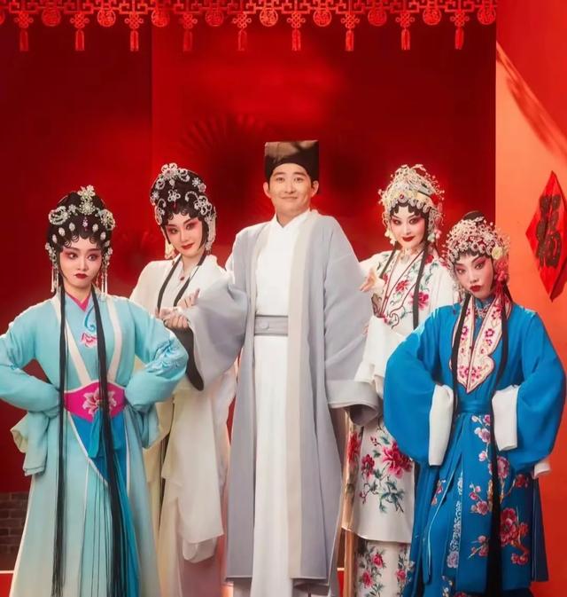 当《白蛇传》遇上春晚小品《借伞》，传统戏剧元素如何大放异彩