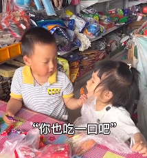 “青梅竹马”小馨馨：闺女跟超市儿子成朋友，连亲妈都磕起CP