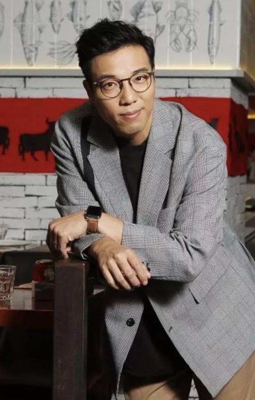 《铁拳英雄》视帝弟弟演技获赞，曾心存歌手梦，因“细龙生”走红