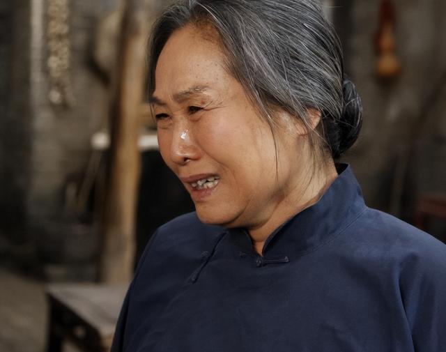 苇青：60岁被儿子带入演艺圈,73岁成“百亿老太”,现在比儿子还红