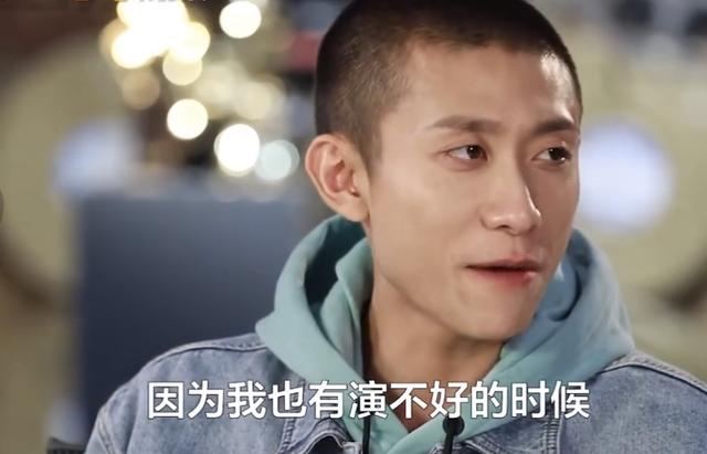 28岁张一山不满被拍？眼睛瞪超大吓坏路人，网友：刘星滤镜破碎