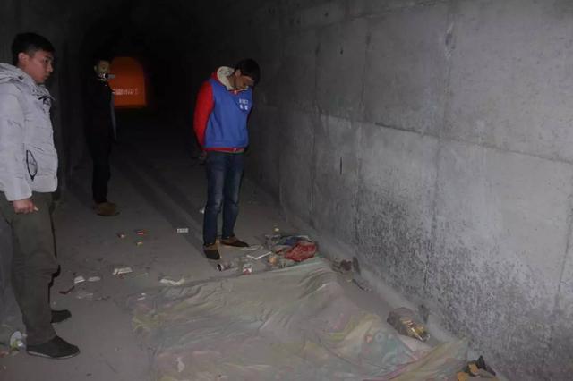 18岁漂亮聋哑姑娘，被俩男人套进麻袋绑走，拿手机打字要她二选一