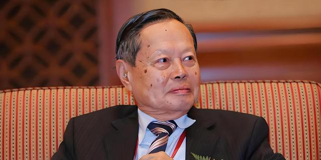 103岁的杨振宁牵着妻子翁帆的手露面，他步伐很轻快，翁帆很开心