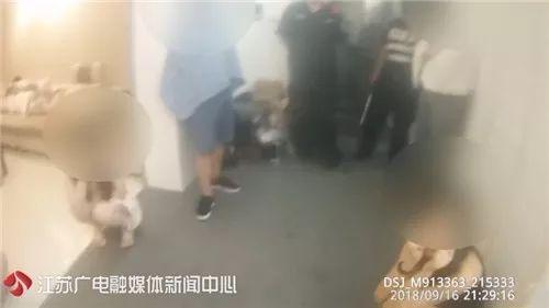 邻居举报小区有传销团伙，警方上门却撞见一群男女衣冠不整……