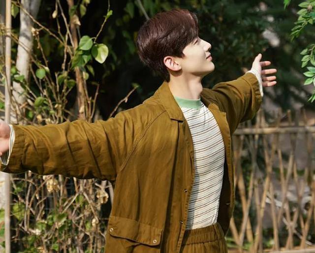 162谭松韵和183白敬亭站一起,身高差凸出,是否谎报很明显