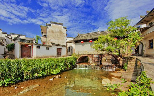 电视剧《天仙配》在安徽省黄山市徽州区潜口镇唐模村拍摄的