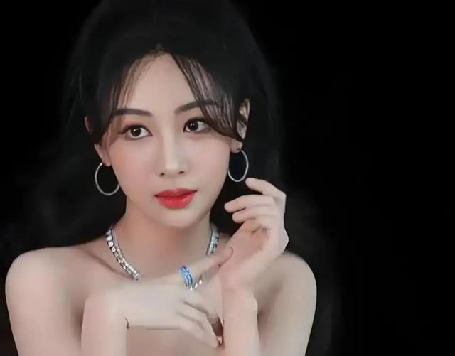 央媒接连锐评杨紫,言辞犀利,不提演技,却句句说到观众的心坎里