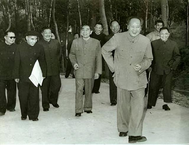 赫鲁晓夫 1954 年访华，送大礼许诺援助，后关系为什么会破裂？