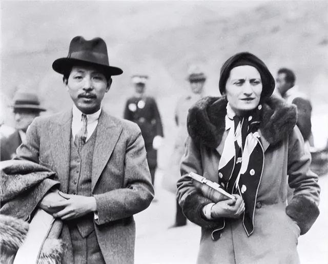 1930年，张学良陪同墨索里尼女儿游览长城，那时他29岁，风光无限