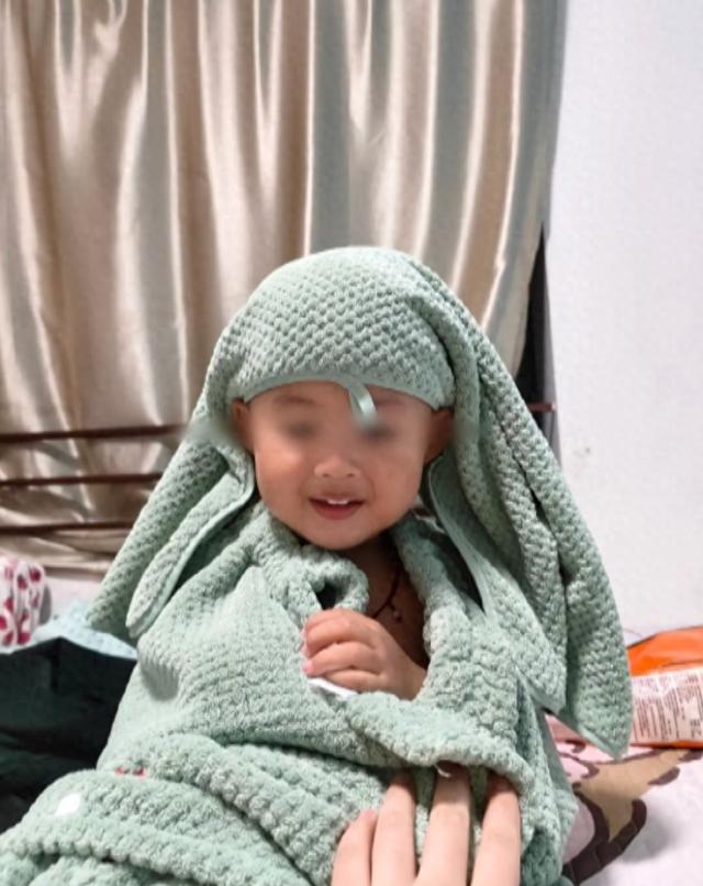 3岁男童被生父女友虐待致死，生母：警方说监控过于暴力，仅口头转述