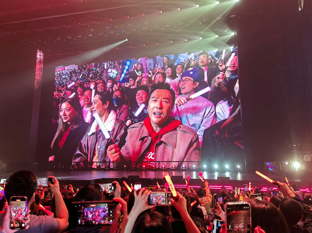 刘德华演唱会实录：表演滑跪失败，甄子丹舒淇任达华台下蹦迪