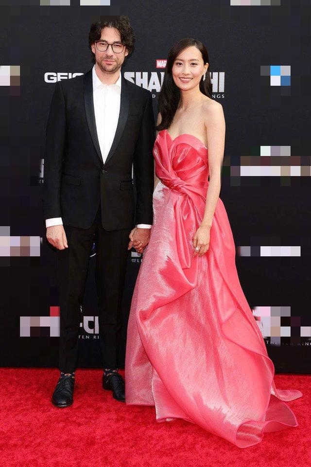 港姐陈法拉与二婚老公现身，两人牵手形影不离，背影不像孩子妈