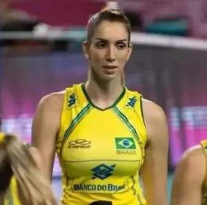 巴西美女(球技与颜值并存19岁巴西美女球员基亚娜-杜福尔走红网络)