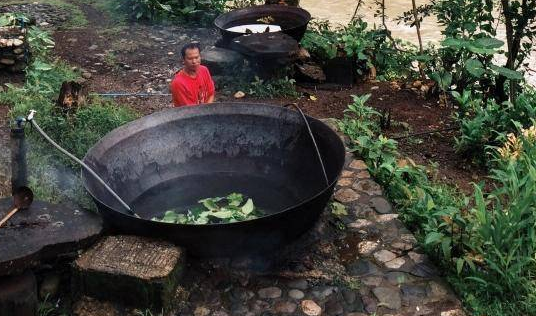 世界上一种奇葩洗浴方式：用铁锅炖自己，没几个人敢轻易尝试