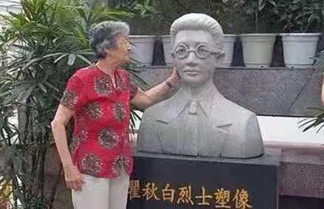 民国另类师生恋：他追到女生家里，其夫拱手让妻，还和他登报交友