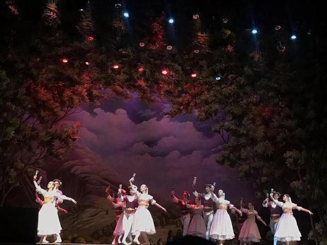 上游观剧｜32个挥鞭转！纯正俄式古典芭蕾《天鹅湖》重庆文化宫上演