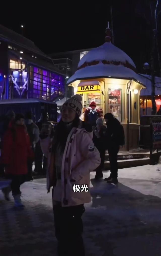 伊能静在挪威看到极光了，婆婆身材发福撑开纽扣，她56像26一样美