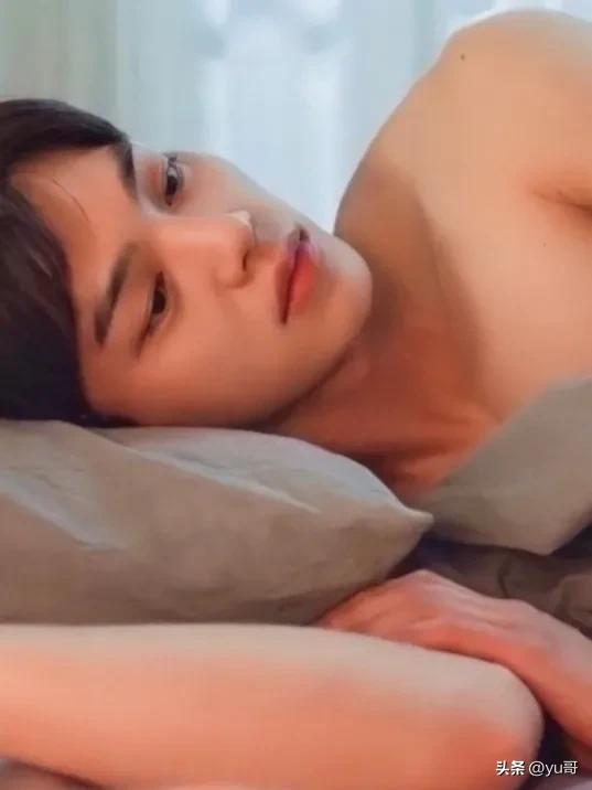 韩国演员宋江即将入伍并分享剃头照，仍然是帅气阳光大男孩