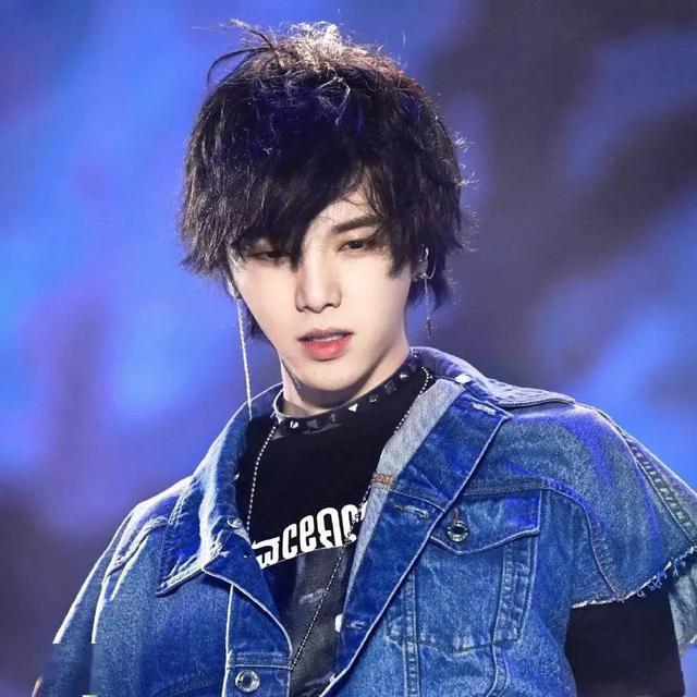 两点锤实华晨宇整容植发!大V呼吁这属于泄露隐私,网友怒其不争