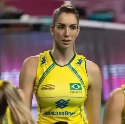 球技与颜值并存！19岁巴西美女球员基亚娜-杜福尔走红网络