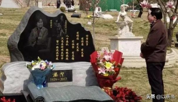 带三个娃嫁小14岁丈夫，她病逝7年后，丈夫王崇秋的做法令人感动