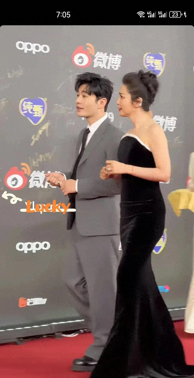 黄晓明携手李冰冰，参加活动。我感觉黄晓明越来越成熟稳重了