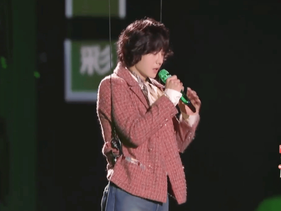 王一博跨年晚会吊威亚到半空，网友：安全扣没扣好