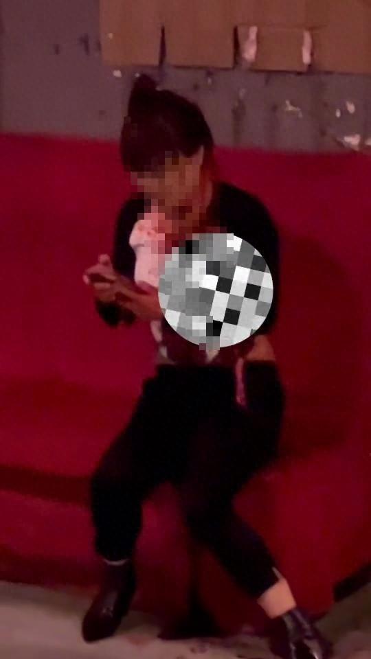 沈阳一舞厅内发生持刀伤人事件,现场有受伤女子被抬上救护车,当地警方回应