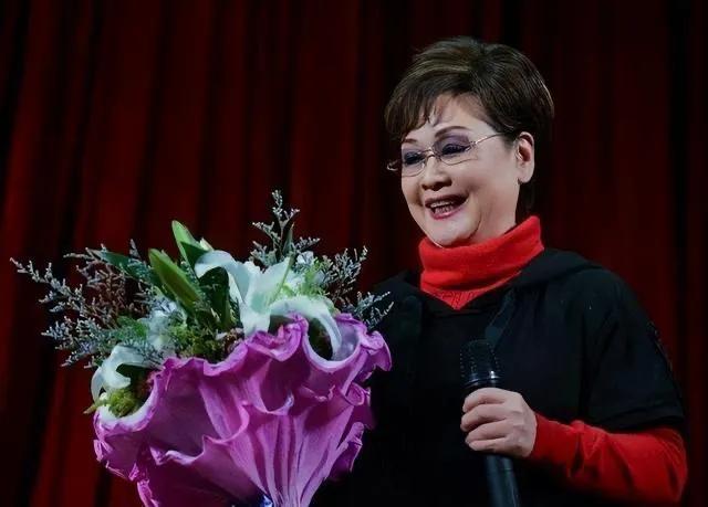 80岁李谷一罕见露脸！已瘦到脱相，与付笛声夫妇相聚，称准备复出