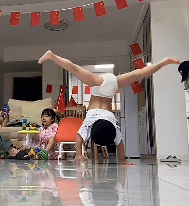 常德4岁小孩穿尿不湿和旋转陀螺比赛街舞，网友：在控不住尿的年纪控住了“舞池”