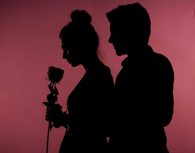 难耐寂寞的美少妇，被小男友迷了心窍