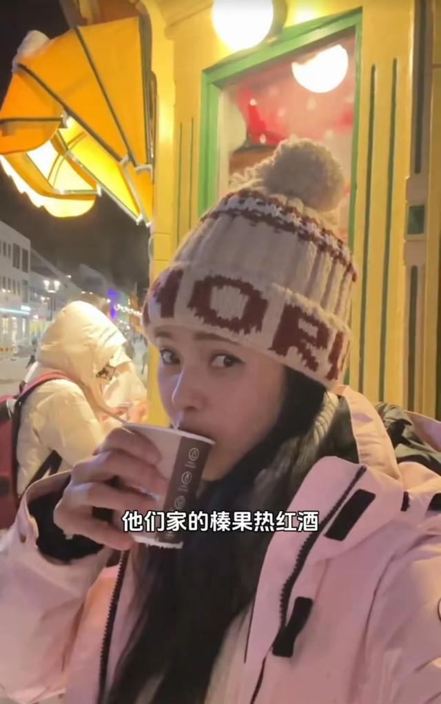 伊能静在挪威看到极光了，婆婆身材发福撑开纽扣，她56像26一样美