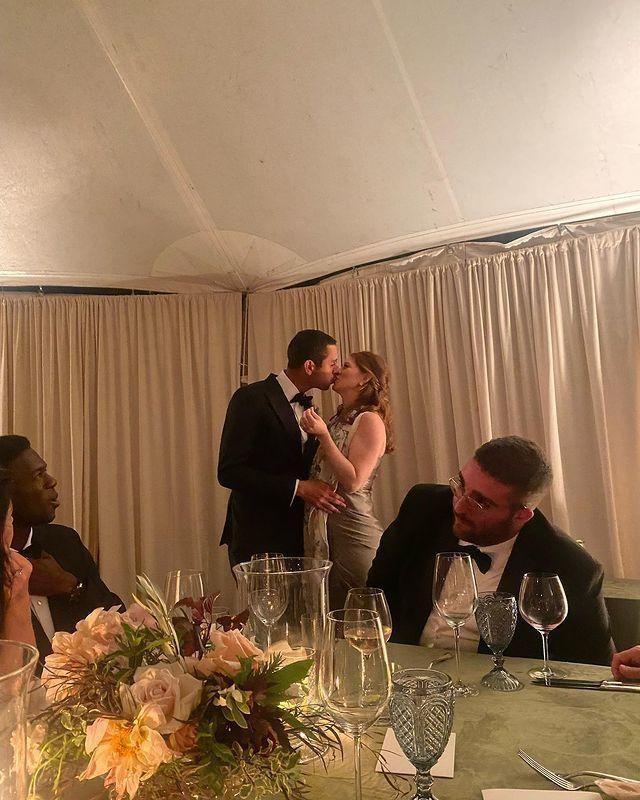 比尔盖茨小女儿和男友：一个白到发光一个黑得发亮，恩爱密不可分