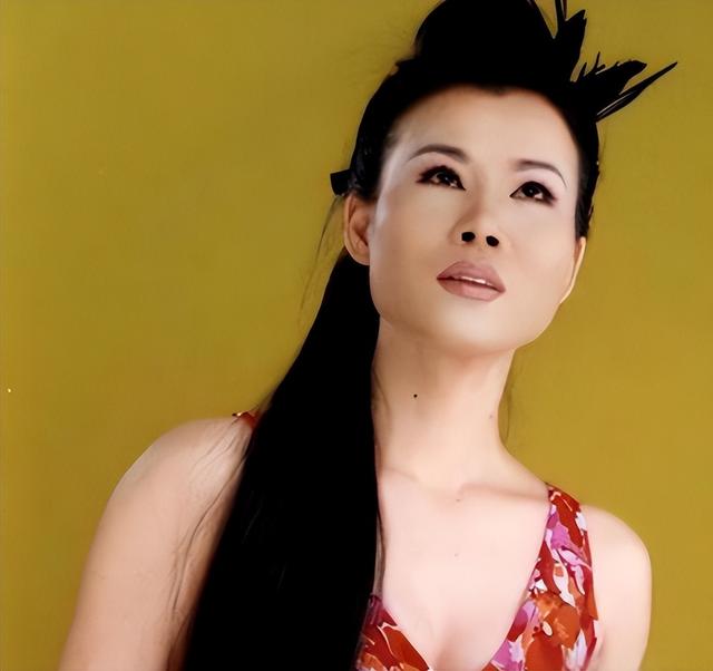 她从高烧再到离世仅16天，带病参加春晚，最后的时间也留在舞台上