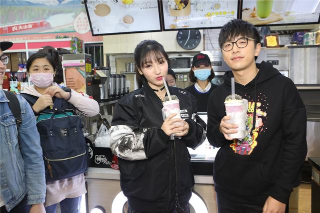 《大闹天竺》南京站 柳岩：夺白客小岳岳银幕初吻