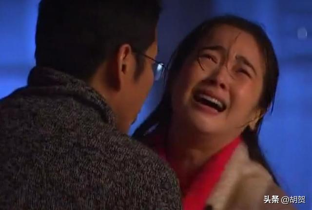 重温《中国式离婚》顿悟，娟子雨中失态，揭开了宋建平离婚的真相