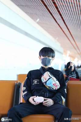 靖佩瑶(“眼神杀”靖佩瑶黑色look帅气有型，眼神犀利秒控全场)